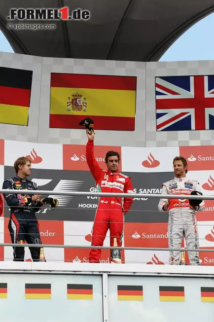 Foto zur News: Sun (Großbritannien): "Vettel kocht vor Wut und verlässt den Hockenheimring mit gebrochenem Herzen. Alonso ist dem Ziel, zum König der Formel 1 gekrönt zu werden, dagegen wieder ein Stück näher gekommen."