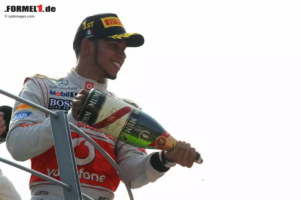 Mirror (Großbritannien): "Arrivederci? Der Sieg in Italien könnte Hamiltons Abschiedsgeschenk an McLaren sein. Der 20. Erfolg fügt der Heiligen Dreifaltigkeit die 'Majestät Monza' hinzu - auch in Silverstone, Monaco und Spa hatte er schon gewonnen." Foto zur News: Mirror (Großbritannien): "Arrivederci? Der Sieg in Italien könnte Hamiltons Abschiedsgeschenk an McLaren sein. Der 20. Erfolg fügt der Heiligen Dreifaltigkeit die 'Majestät Monza' hinzu - auch in Silverstone, Monaco und Spa hatte er schon gewonnen."