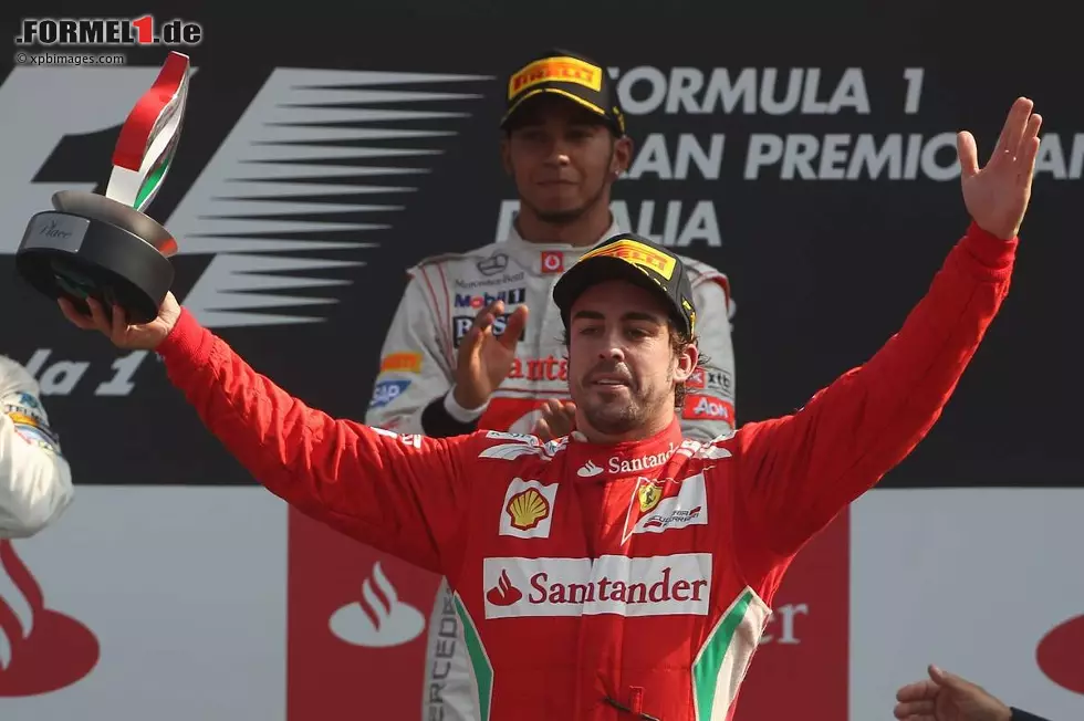 Foto zur News: Corriere dello Sport (Italien): "Alonso lacht. Nach dem Zwischenfall mit Grosjean und den zehnten Platz im Qualifying gelingt es ihm trotzdem, den dritten Platz zu erobern, während die Rivalen zusammenbrechen. Vielleicht ist es zu früh, von einer Krise Red Bulls zu sprechen, doch das Team ist nicht mehr das, was es war. Die goldenen Zeiten liegen weit zurück."