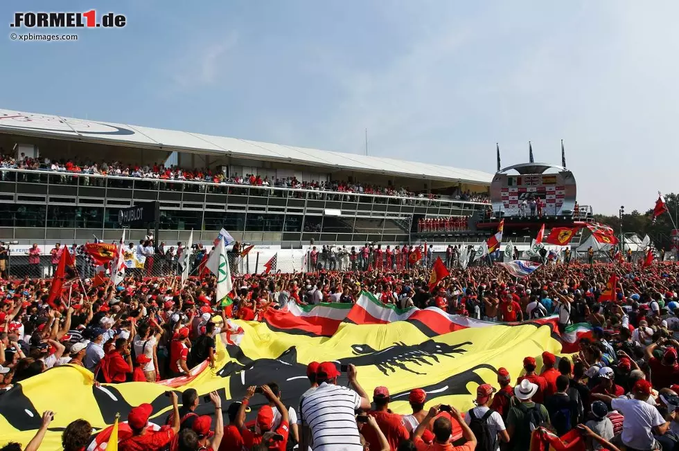Foto zur News: Repubblica (Italien): "Alonso, eine Aufholjagd ohnegleichen. Sein dritter Platz ist ein Triumph. Der Spanier bestreitet in Monza ein spektakuläres Rennen. Um nach dem Titel zu greifen, braucht Alonso noch zwei Siege, erst danach kann sich Ferrari wirklich sicher fühlen. Doch die Tatsache, dass die Konkurrenz bröckelt, ist bestimmt ein gutes Zeichen. Es bleibt nur noch Hamilton, ein Rivale, den man nicht unterschätzen darf. Vettel kämpft, doch man darf einen Gegner wie Alonso nicht so behandeln, wie es der Deutsche tut."