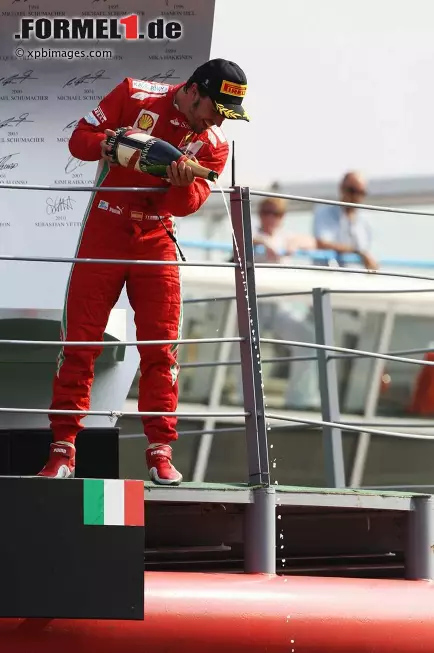 Corriere dello Sport (Italien): "Alonso feiert den perfekten Sonntag, ein Film mit Happyend. Für den Spanier ist der WM-Titel in greifbare Nähe gerückt. Fernando ist der einzige, der einen klaren Kopf bewahrt und ein perfektes Rennen hinbekommt. Vom zehnten Platz schwebt er wie eine leichte und unaufhaltsame Welle bis zum Podium." Foto zur News: Corriere dello Sport (Italien): "Alonso feiert den perfekten Sonntag, ein Film mit Happyend. Für den Spanier ist der WM-Titel in greifbare Nähe gerückt. Fernando ist der einzige, der einen klaren Kopf bewahrt und ein perfektes Rennen hinbekommt. Vom zehnten Platz schwebt er wie eine leichte und unaufhaltsame Welle bis zum Podium."