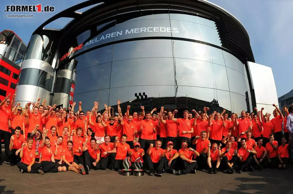 Foto zur News: Sun (Großbritannien): "McLaren-Pilot Hamilton wandelt nach einem fehlerlosen Rennen auf dem historischen Kurs in Monza seine Pole Position in den dritten Saisonsieg um. Doppelte Enttäuschung bei Red Bull: Vettel und Webber müssen aufgeben und sehen die karierte Flagge nicht."