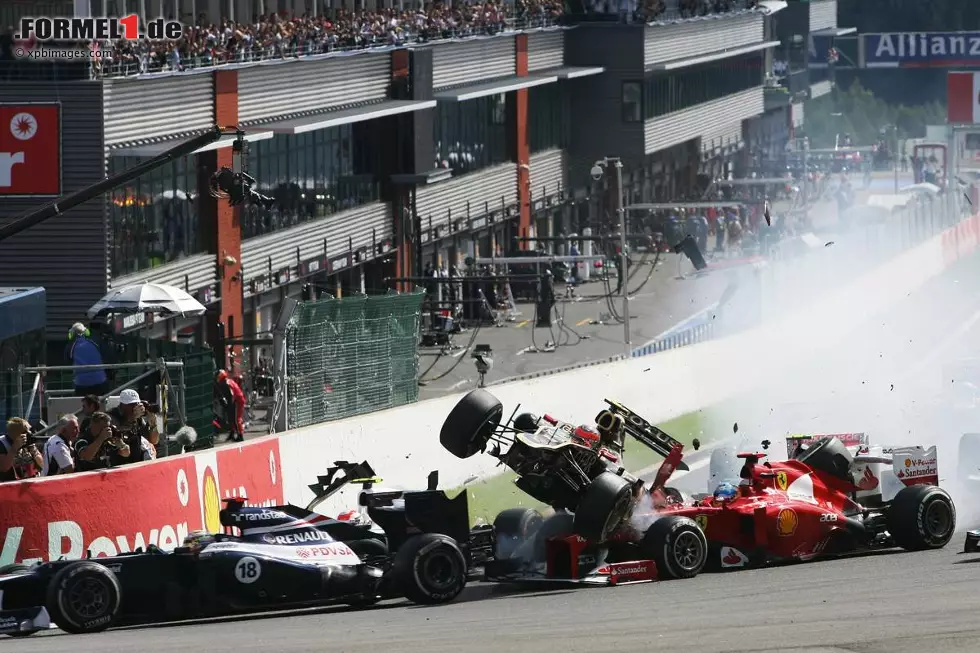 Romain Grosjean (Lotus-Renault) und Fernando Alonso (Ferrari), Grand Prix von Belgien in Spa-Francorchamps. Foto zur News: Romain Grosjean (Lotus-Renault) und Fernando Alonso (Ferrari), Grand Prix von Belgien in Spa-Francorchamps.