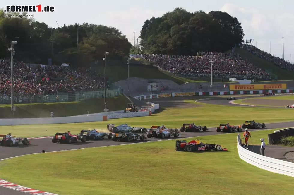 Foto zur News: Nico Rosberg (Mercedes) und Mark Webber (Red-Bull-Renault), Grand Prix von Japan in Suzuka.