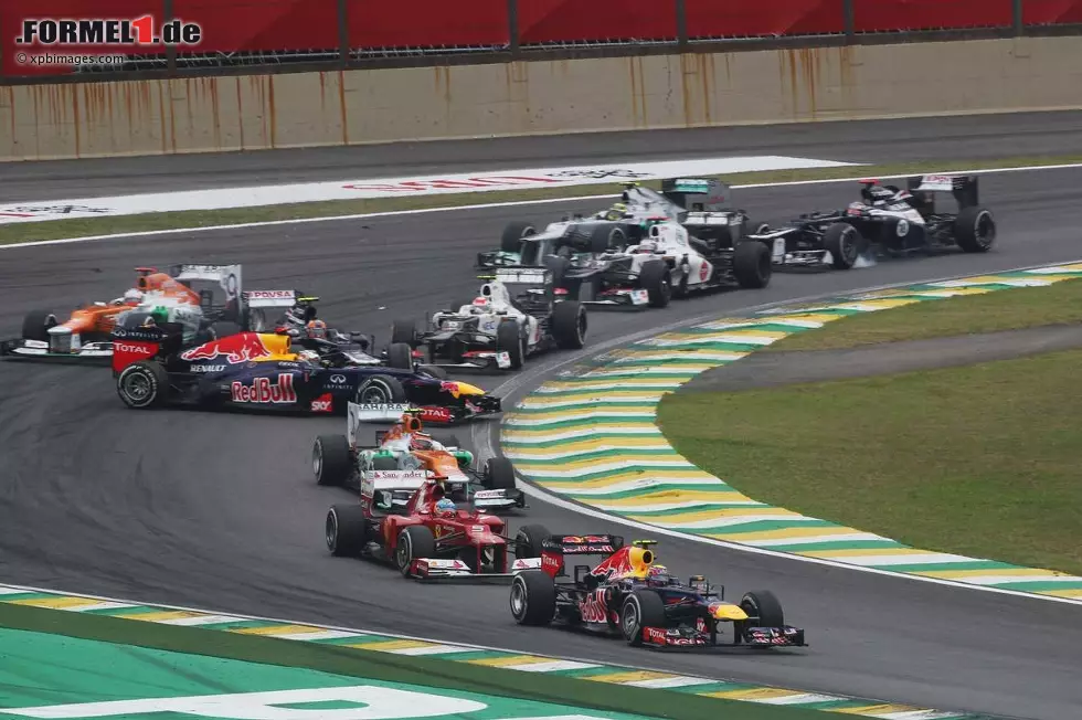 Foto zur News: Sebastian Vettel (Red-Bull-Renault) und Bruno Senna (Williams-Renault), Grand Prix von Brasilien in Sao Paulo.