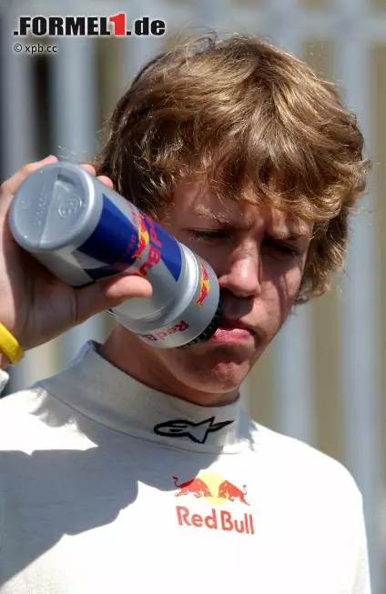 Die Red-Bull-Trinkflasche war schon in den Nachwuchsserien ständiger Begleiter. Vettel wurde von Red Bull und von BMW unterstützt, letztendlich gewann Red Bull aber den Kampf um das Supertalent. Foto zur News: Die Red-Bull-Trinkflasche war schon in den Nachwuchsserien ständiger Begleiter. Vettel wurde von Red Bull und von BMW unterstützt, letztendlich gewann Red Bull aber den Kampf um das Supertalent.
