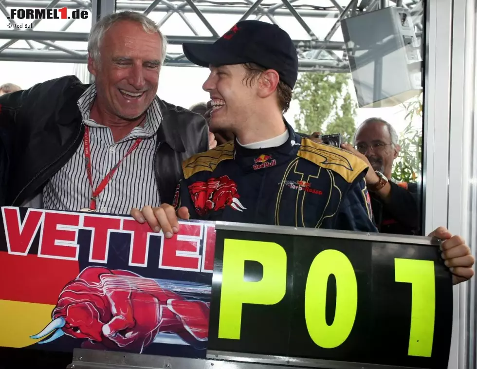 Das "Wunder von Monza": Im unterlegenen Toro Rosso fährt Vettel 2008 auf die Pole-Position und gewinnt anschließend den Grand Prix von Italien. Erster Gratulant: Red-Bull-Chef Dietrich Mateschitz, ein langjähriger Vettel-Fan. Foto zur News: Das "Wunder von Monza": Im unterlegenen Toro Rosso fährt Vettel 2008 auf die Pole-Position und gewinnt anschließend den Grand Prix von Italien. Erster Gratulant: Red-Bull-Chef Dietrich Mateschitz, ein langjähriger Vettel-Fan.