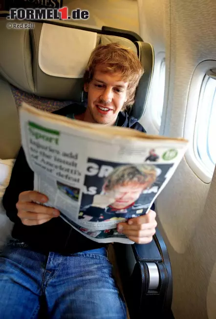 Solche Schlagzeilen liest man gern: Im Flieger nach Salzburg, wo Red Bull seine Konzernzentrale hat - mit dem ersten WM-Pokal im Gepäck. Foto zur News: Solche Schlagzeilen liest man gern: Im Flieger nach Salzburg, wo Red Bull seine Konzernzentrale hat - mit dem ersten WM-Pokal im Gepäck.