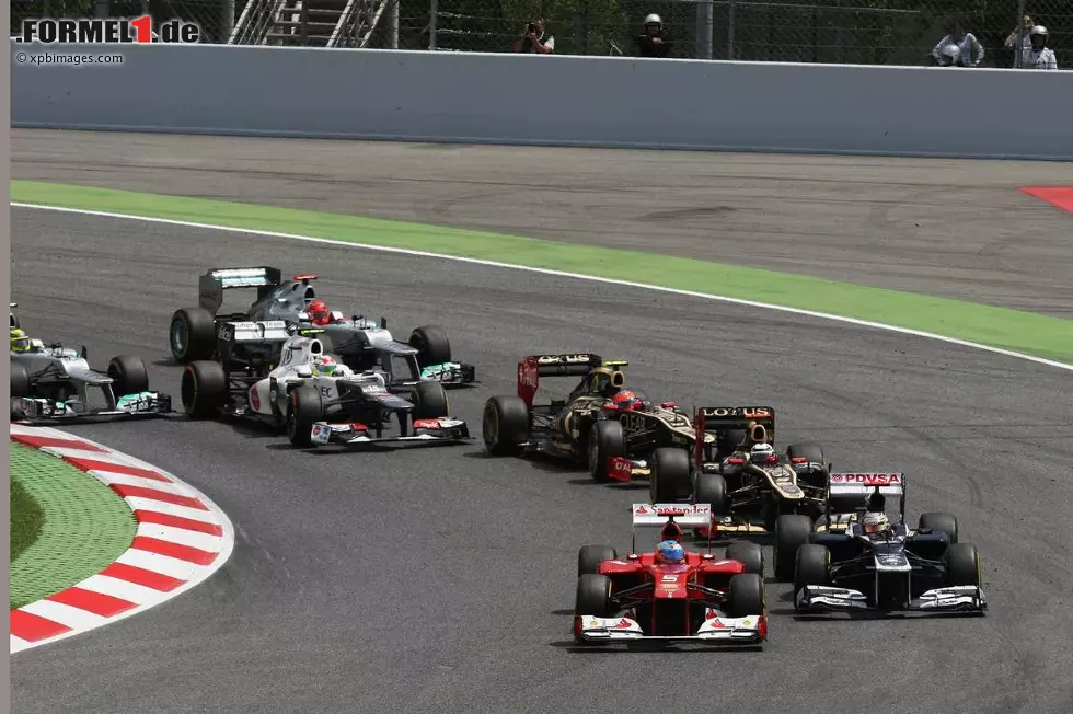 Foto zur News: Die Attacke von Kimi Räikkönen kann der Williams-Pilot abwehren und in der ersten Kurve sogar die Nase bei Alonso reinstecken, Maldonado muss aber klein bei- und sich mit Platz zwei zufrieden geben.