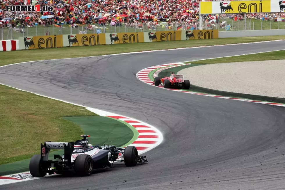 Foto zur News: Alonso baut seinen Vorsprung weiter aus, führt auch vor dem zweiten Boxenstopp. Allerdings kommt Maldonado zwei Runden früher rein.