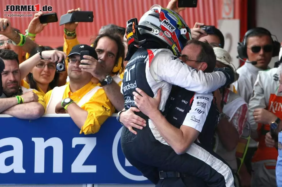 Zweiter Gratulant: Teammanager Dickie Stanford, der wegen der Behinderung von Teamchef Frank Williams den Pokal für den siegreichen Konstrukteur entgegennehmen darf. Foto zur News: Zweiter Gratulant: Teammanager Dickie Stanford, der wegen der Behinderung von Teamchef Frank Williams den Pokal für den siegreichen Konstrukteur entgegennehmen darf.