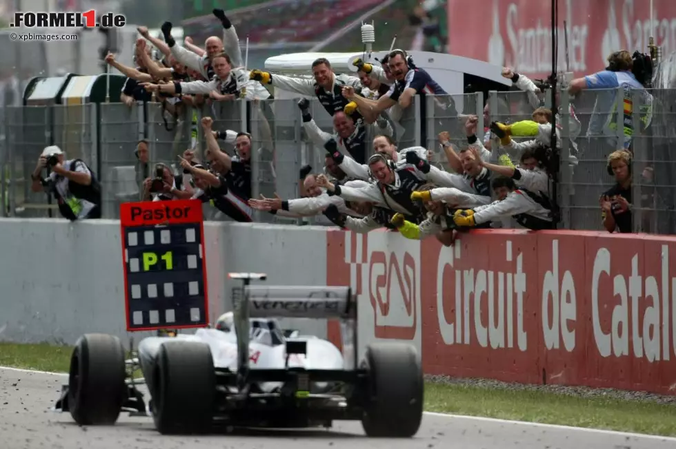 Foto zur News: Doch der heißblütige Venezolaner bewahrt - für viele überraschend - kühlen Kopf, strapaziert die empfindlichen Pirelli-Pneus nicht zu stark und fährt nach 66 Runden 3,2 Sekunden vor Alonso über die Ziellinie.