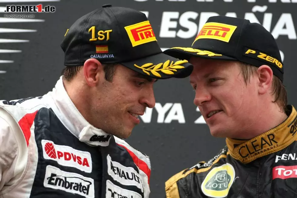Foto zur News: Ob Räikkönen dem Sieger hier gerade Tipps gibt, wo man abends in Barcelona am besten feiern kann?