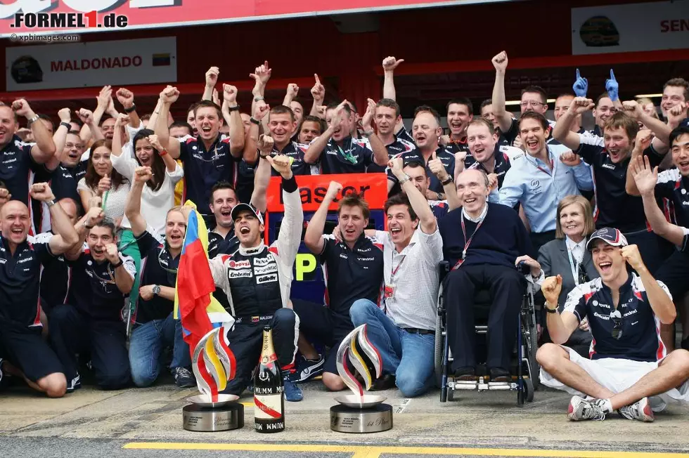 Foto zur News: Endlich Emotionen: Beim Teamfoto im Paddock schreien sich Maldonado, Toto Wolff und Co. den Jubel aus dem tiefsten Winkel ihrer Lungen.