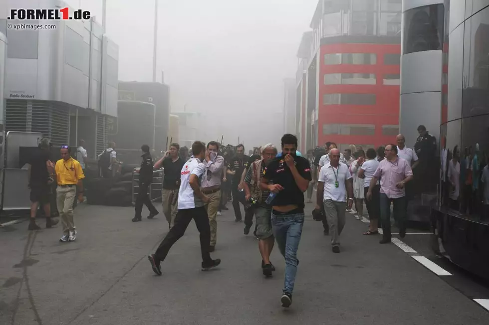 Foto zur News: Aber ein paar Meter weiter bahnt sich Unheil an. Plötzlich ziehen Rauchschaden durch den Paddock...