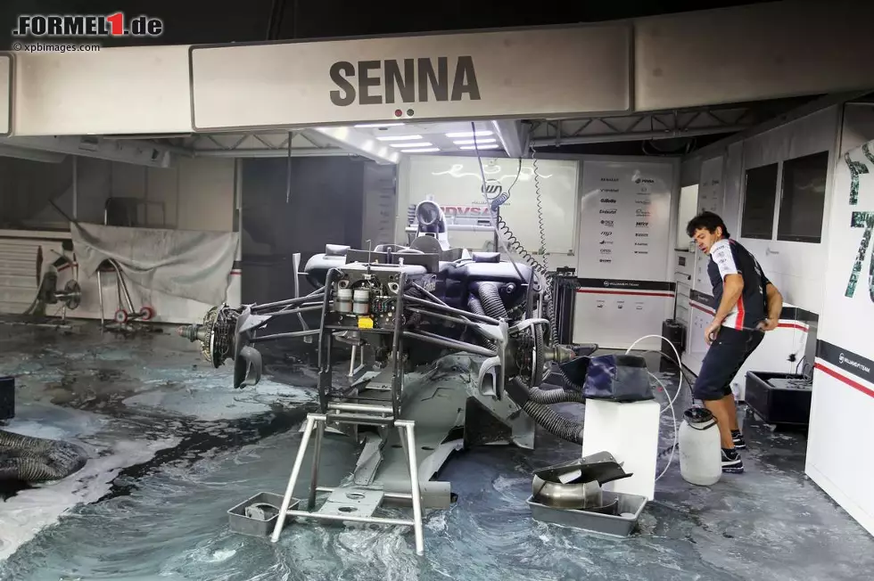 Foto zur News: Die Untersuchung ergibt: Durch einen Funkenschlag entzündete sich Benzin, das noch im Tankschlauch war. Ein Chassis wandert danach auf den Müll, ebenso wie viel IT-Equipment. Aber auch mit Hardware wird Williams von anderen Teams geholfen. Es menschelt in der sonst so kühlen Formel 1.