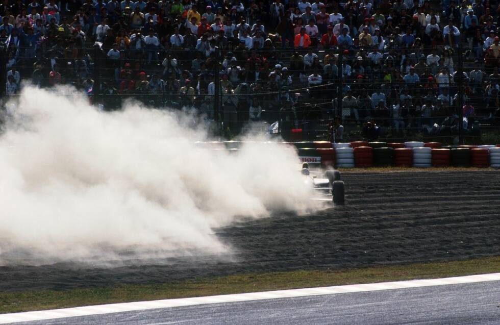 Foto zur News: 1991: Der Williams-Renault FW14 ist ab Saisonmitte das schnellste Auto, aber Nigel Mansell scheitert am überragenden Ayrton Senna auf McLaren. Seine letzten WM-Chancen verspielt er mit diesem Ausritt in Suzuka.
