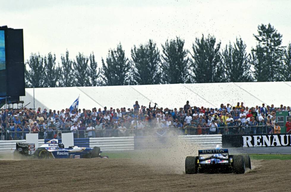Foto zur News: Das Duell zwischen Damon Hill und Michael Schumacher prägt die mittleren 1990er-Jahre. Hier die Kollision in Silverstone 1995. Schumacher/Benetton werden 1994 und 1995 Weltmeister, Hill scheint am Deutschen schon zu verzweifeln.