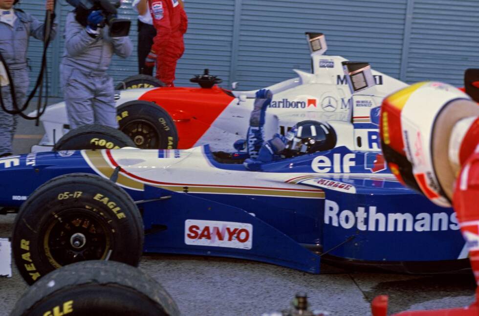 Foto zur News: Zwei Jahre nach der unglücklichen Kollision mit Michael Schumacher in Adelaide ist Damon Hill endlich am Ziel: Weltmeister auf Williams beim Grand Prix von Japan in Suzuka.