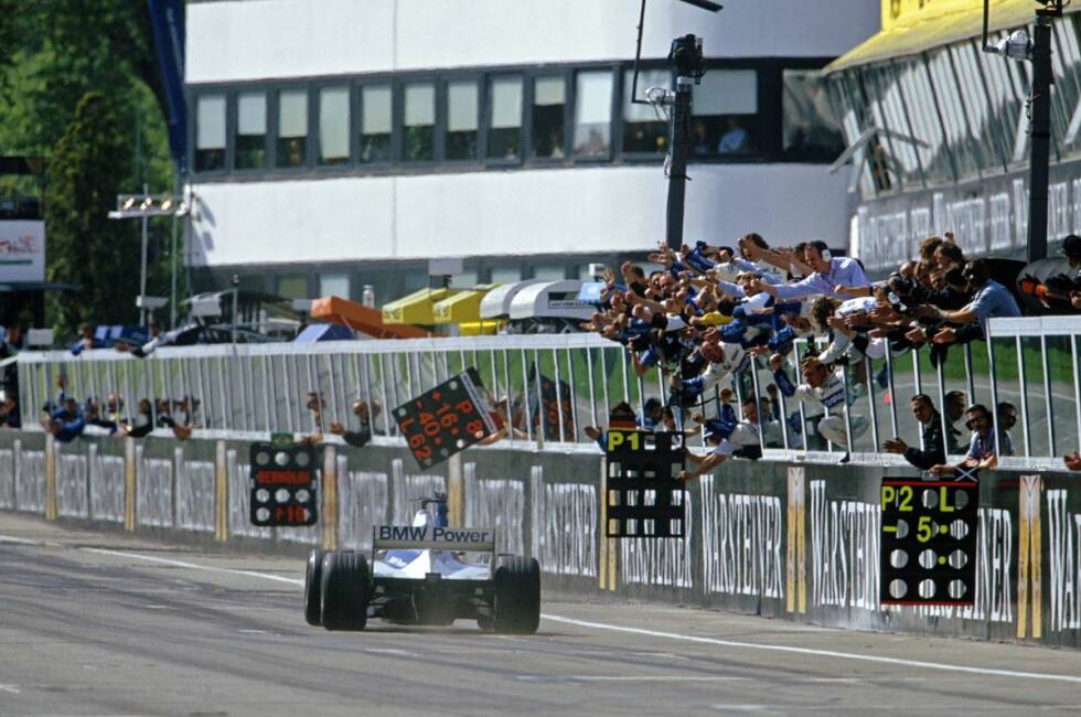 Foto zur News: Beim Grand Prix von San Marino 2001 in Imola feiert Ralf Schumacher den ersten Sieg für Williams-BMW, und auch seinen ersten in der Formel 1. Dank BMW-Power entwickelt sich Williams in jenen Jahren zu einem absoluten Hochgeschwindigkeitswunder.