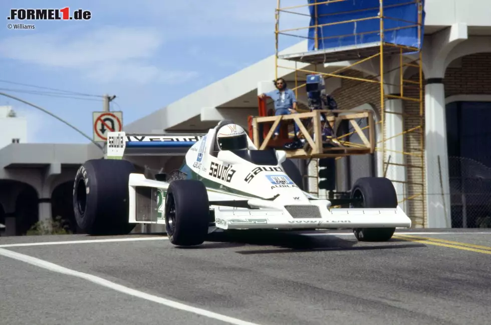 Foto zur News: Der FW06 für die Saison 1978 ist das erste selbstgebaute Williams-Chassis aus der Feder von Patrick Head. Alan Jones fährt damit beim US-Grand-Prix in Long Beach auf das Podium. Sieger: Carlos Reutemann auf Ferrari, ein künftiger Williams-Pilot.