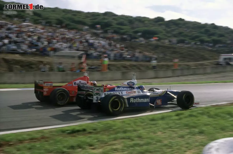Wieder eine WM-Entscheidung durch Kollision: Jacques Villeneuve übersteht die "Rammbock"-Attacke von Michael Schumacher in Jerez, kommt als Dritter ins Ziel, weil er den McLaren-Piloten den Sieg schenkt, und wird Weltmeister 1997. Foto zur News: Wieder eine WM-Entscheidung durch Kollision: Jacques Villeneuve übersteht die "Rammbock"-Attacke von Michael Schumacher in Jerez, kommt als Dritter ins Ziel, weil er den McLaren-Piloten den Sieg schenkt, und wird Weltmeister 1997.