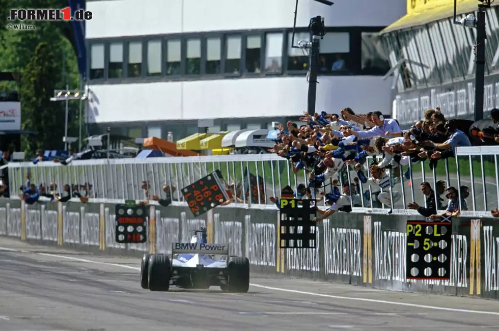 Beim Grand Prix von San Marino 2001 in Imola feiert Ralf Schumacher den ersten Sieg für Williams-BMW, und auch seinen ersten in der Formel 1. Dank BMW-Power entwickelt sich Williams in jenen Jahren zu einem absoluten Hochgeschwindigkeitswunder. Foto zur News: Beim Grand Prix von San Marino 2001 in Imola feiert Ralf Schumacher den ersten Sieg für Williams-BMW, und auch seinen ersten in der Formel 1. Dank BMW-Power entwickelt sich Williams in jenen Jahren zu einem absoluten Hochgeschwindigkeitswunder.
