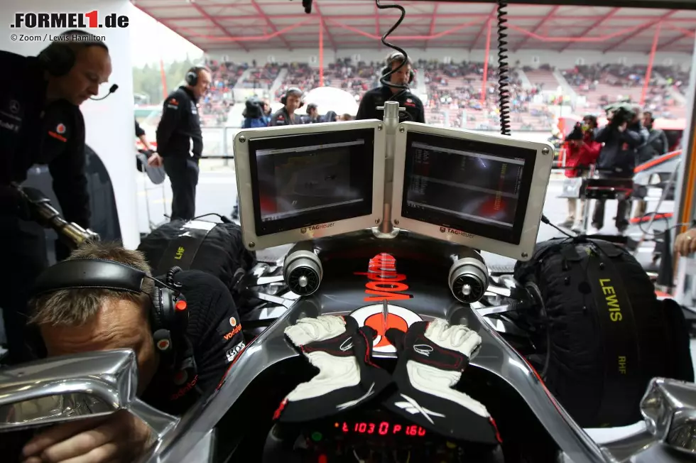 Foto zur News: Lewis Hamilton: "Willkommen in meinem Büro! Ich fand es toll, einen Schnappschuss aus dem Cockpit meines Autos zu machen. Die Aussicht ist immer erstaunlich. Ich werde mich wohl nie daran gewöhnen, in einem Formel-1-Auto zu sitzen, und das wollte ich festhalten. Obwohl es im Auto so eng ist und um mich herum jede Menge Hektik herrscht, ist das der Ort, an dem ich mich wohler fühle als irgendwo sonst. Es ist mehr eine zweite Wohnung als ein Büro. Die Handschuhe auf dem Lenkrad sind so, als würde man die Stiefel auf der Matte stehen lassen - ein Zeichen, dass man zu Hause ist."