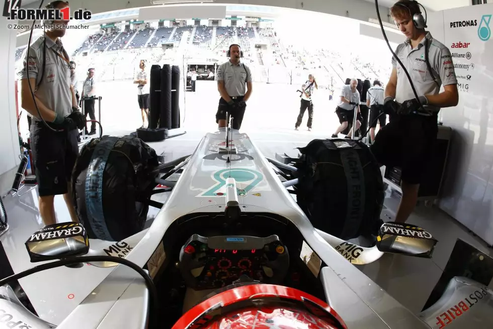 Michael Schumacher: "Wenn ich diesem Bild einen Namen geben müsste, wäre er ganz schlicht: 'Das Büro'. Das Cockpit eines Formel-1-Autos ist der perfekte Ort, an dem ich mich total zu Hause fühle und wo alles andere nebensächlich wird. Die Erfahrung macht auf einer Fahrerstrecke wie hier in Suzuka noch mehr Spaß, weil du dich kontinuierlich selbst überwinden musst, um das Auto am Limit zu bewegen." Foto zur News: Michael Schumacher: "Wenn ich diesem Bild einen Namen geben müsste, wäre er ganz schlicht: 'Das Büro'. Das Cockpit eines Formel-1-Autos ist der perfekte Ort, an dem ich mich total zu Hause fühle und wo alles andere nebensächlich wird. Die Erfahrung macht auf einer Fahrerstrecke wie hier in Suzuka noch mehr Spaß, weil du dich kontinuierlich selbst überwinden musst, um das Auto am Limit zu bewegen."