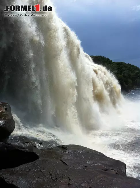 Pastor Maldonado: "Dieses Bild zeigt die Sapo-Wasserfälle, auch 'Frosch-Wasserfälle' genannt, im Canaima-Nationalpark in Venezuela. Ich bin ein stolzer Venezolaner und es ist ein wunderschönes Land - wie man auf diesem Foto eindeutig sehen kann." Foto zur News: Pastor Maldonado: "Dieses Bild zeigt die Sapo-Wasserfälle, auch 'Frosch-Wasserfälle' genannt, im Canaima-Nationalpark in Venezuela. Ich bin ein stolzer Venezolaner und es ist ein wunderschönes Land - wie man auf diesem Foto eindeutig sehen kann."