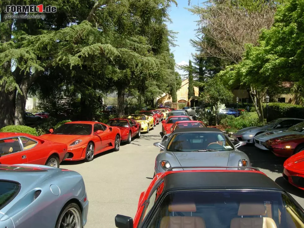 Mario Andretti: "Ich habe dieses Bild am 17. April 2012 aufgenommen, weil es ein erstaunlicher Anblick ist. Vor meiner Weinkellerei in Napa Valley, Kalifornien, parkten 80 Ferraris. Ich hätte gerne alle auf ein Foto bekommen, aber man kann es sich vorstellen. Der Ferrari-Klub fährt jedes Jahr die kalifornische Küste hoch, um in der Andretti-Weinkellerei zu essen. Sie treffen sich irgendwo im Süden und fahren dann wie ein Karavan gemeinsam hoch. Es ist ein spektakuläres Bild. Wenn dann ein Reisebus während der Veranstaltung bei der Weinkellerei ankommt, sagen die Leute immer: 'Mario, ich liebe deine Autosammlung!' Ich lächle nur und antworte: 'Dankeschön.' Wenn die Leute glauben wollen, dass die alle mir gehören, dann soll es so sein, haha!" Foto zur News: Mario Andretti: "Ich habe dieses Bild am 17. April 2012 aufgenommen, weil es ein erstaunlicher Anblick ist. Vor meiner Weinkellerei in Napa Valley, Kalifornien, parkten 80 Ferraris. Ich hätte gerne alle auf ein Foto bekommen, aber man kann es sich vorstellen. Der Ferrari-Klub fährt jedes Jahr die kalifornische Küste hoch, um in der Andretti-Weinkellerei zu essen. Sie treffen sich irgendwo im Süden und fahren dann wie ein Karavan gemeinsam hoch. Es ist ein spektakuläres Bild. Wenn dann ein Reisebus während der Veranstaltung bei der Weinkellerei ankommt, sagen die Leute immer: 'Mario, ich liebe deine Autosammlung!' Ich lächle nur und antworte: 'Dankeschön.' Wenn die Leute glauben wollen, dass die alle mir gehören, dann soll es so sein, haha!"