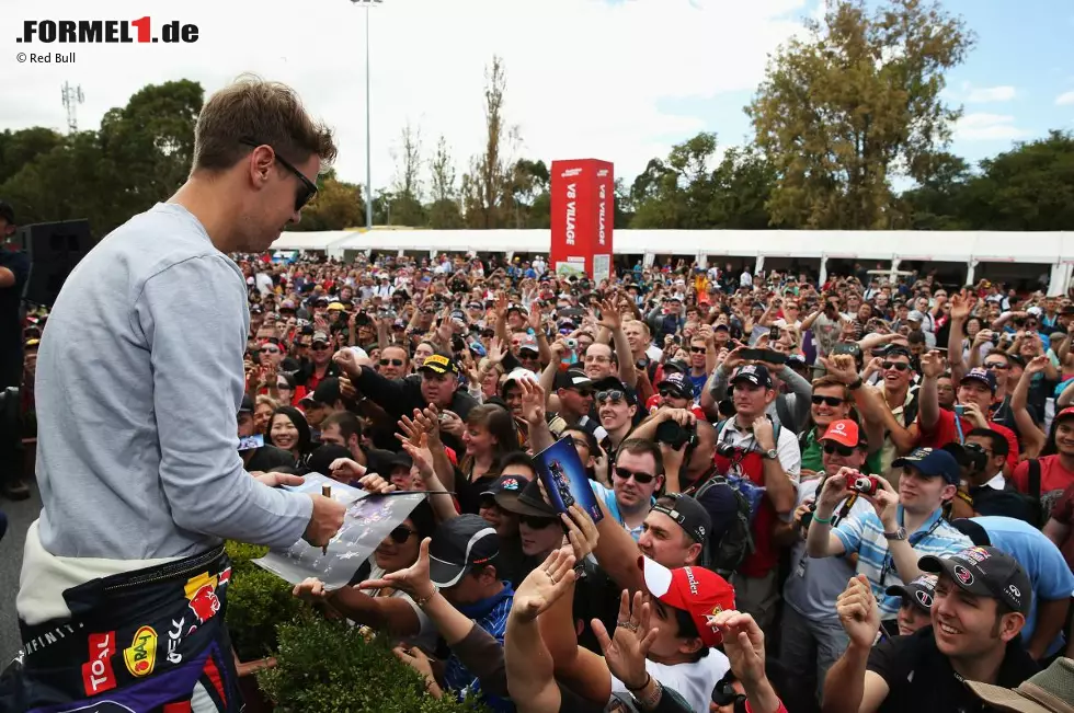 Foto zur News: Weltmeister sein ist schwer: Riesenwirbel um Champion Sebastian Vettel bei der Ankunft im Albert Park am Donnerstag - fast so, als wäre er der "Local Hero" und nicht Red-Bull-Teamkollege Mark Webber.