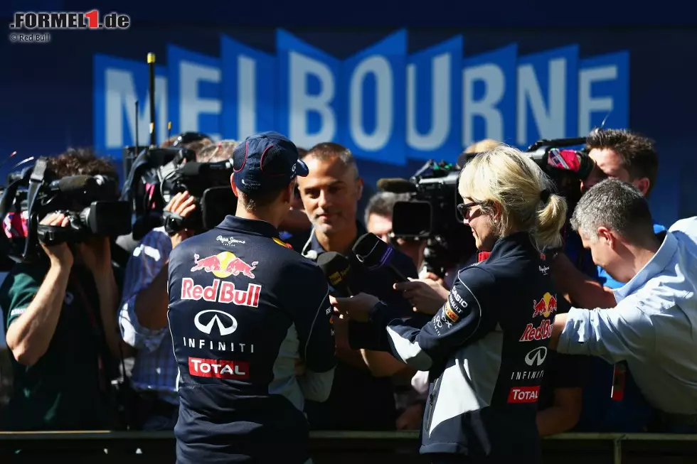 Foto zur News: Nach den Fans warten die Journalisten, mit dutzenden TV-Kurzinterviews, in denen immer wieder die gleichen Fragen gestellt werden. Vettel beantwortet diese mit professioneller Geduld, immer mit Medienbetreuerin Britta Roeske an seiner Seite.