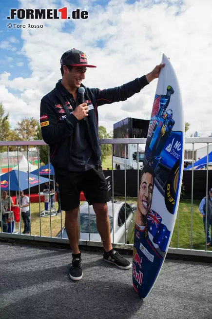 Foto zur News: Da hat es Daniel Ricciardo schon ein bisschen leichter, auch wenn gerade bei seinem Heim-Grand-Prix das Interesse an seiner Person groß ist. Aber lieber ein Surfbrett geschenkt bekommen, ...