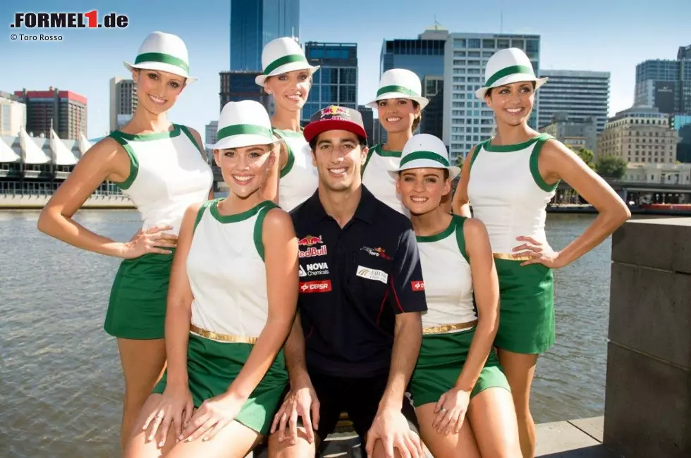 Foto zur News: ... und mit ein paar Models abhängen als auf Schritt und Tritt von Kamerateams verfolgt zu werden, wie das Vettel meistens über sich ergehen lassen muss. Hang loose, Dani!