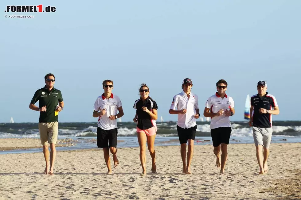Foto zur News: TV-Reporterin Natalie Pinkham mit den Formel-1-Rookies 2013 am St-Kilda-Beach. Von links nach rechts: Giedo van der Garde (dessen Karriere vom Schwiegervater finanziert wird), Max Chilton (für den Daddy tief in die Tasche greift), Esteban Gutierrez (gefördert von Carlos Slim, dem reichsten Mann der Welt), Jules Bianchi (seine Rechnungen bezahlt Ferrari) und Valtteri Bottas (Manager: Williams-Aktionär Toto Wolff).