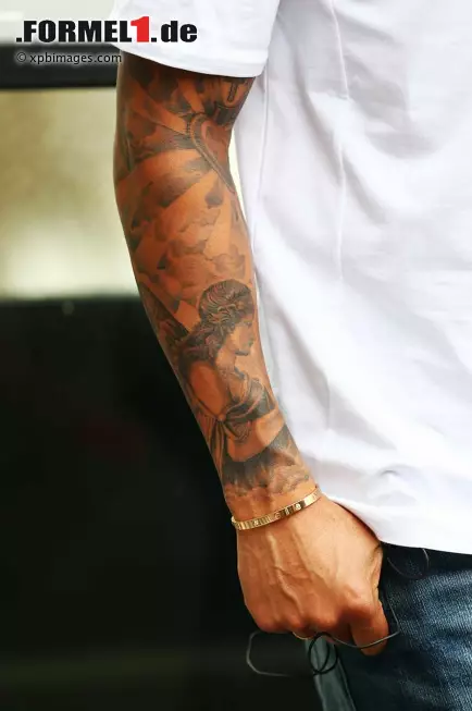 Foto zur News: Im Vorjahr noch unter einer schwarzen Binde versteckt, aber jetzt ist das Geheimnis gelüftet: Lewis Hamiltons neue Tätowierung.