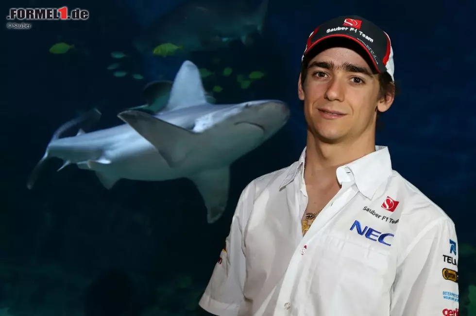 Foto zur News: Esteban Gutierrez lächelt nett, während sich ein Hai heranpirscht - ein Foto mit Symbolcharakter, weil es auch im Paddock so zugeht? Das Melbourne Aquarium ist jedenfalls beliebte Sightseeing-Location, auch für die Formel-1-Stars.