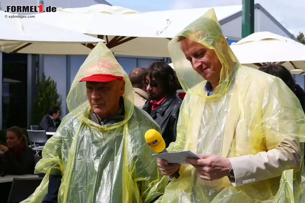 Foto zur News: Von Wegen Sommer und Sonnenschein in Australien: Niki Lauda, trotz seiner Mercedes-Funktion weiterhin auch RTL-Experte, und Moderator Florian König trotzdem dem strömenden Regen, der sogar zu einer Verschiebung des Qualifyings auf Sonntag führt.