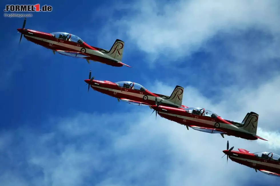 Foto zur News: Auch wenn die Airline Qantas nicht mehr Hauptsponsor des Grand Prix ist: Die australische Fliegerstaffel darf vor dem Start in Melbourne traditionell nicht fehlen.