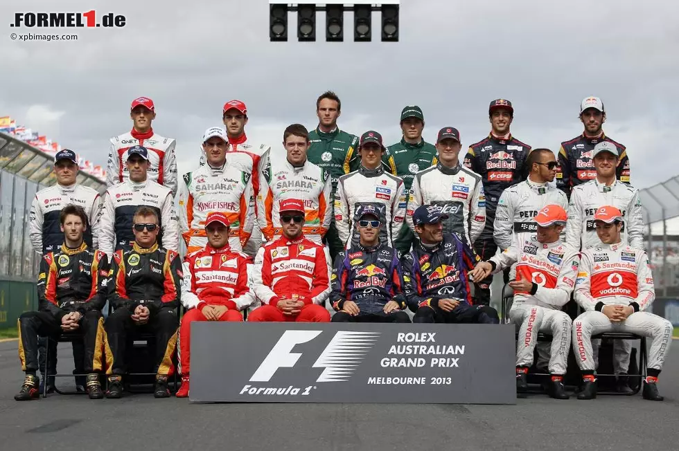 Foto zur News: Die Klasse von 2013. Den ersten Verweis kassieren Mark Webber und Jenson Button für unangemessenes Blödeln. Geistig abwesend: Lewis Hamilton.
