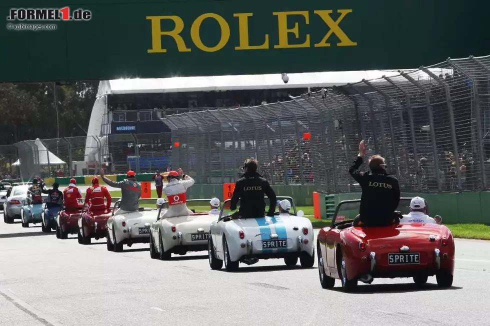 Foto zur News: Nach dem Gruppenfoto geht&#039;s weiter zur Fahrerparade, jeder in seinem eigenen Oldtimer. Kaum anderswo auf der Welt werden die Formel-1-Stars so enthusiastisch und vor allem neutral angefeuert wie in Melbourne.