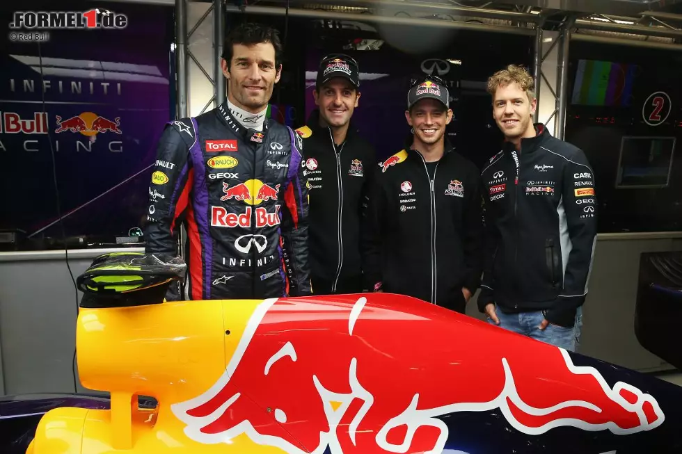Große Fußstapfen also für Mark Webber, der auf seine Büste noch warten muss. Mit ihm auf dem Foto: Rennfahrer Jamie Whincup, Ex-MotoGP-Champion Casey Stoner (der inzwischen zum V8-Supercar-Racer konvertiert ist) und Sebastian Vettel. Foto zur News: Große Fußstapfen also für Mark Webber, der auf seine Büste noch warten muss. Mit ihm auf dem Foto: Rennfahrer Jamie Whincup, Ex-MotoGP-Champion Casey Stoner (der inzwischen zum V8-Supercar-Racer konvertiert ist) und Sebastian Vettel.