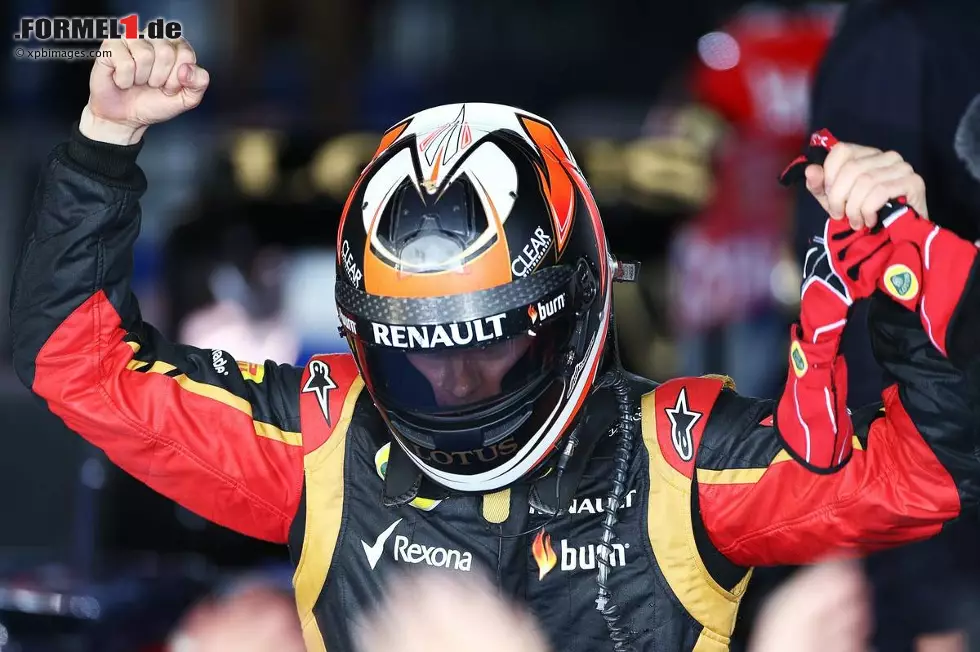 Kurier (Österreich): "Daumen hoch statt Vettel-Finger. Mit einer minimalistischen Geste in die Kamera unterstrich Räikkönen seinen Sieg in Melbourne. So, wie es dem Charakter des 'Iceman' entspricht. Alonso und Vettel jubelten verhalten, doch der Ferrari-Star und der Titelverteidiger unterstrichen ihre Favoritenrollen und bleiben die Fahrer, die es heuer zu schlagen gilt." Foto zur News: Kurier (Österreich): "Daumen hoch statt Vettel-Finger. Mit einer minimalistischen Geste in die Kamera unterstrich Räikkönen seinen Sieg in Melbourne. So, wie es dem Charakter des 'Iceman' entspricht. Alonso und Vettel jubelten verhalten, doch der Ferrari-Star und der Titelverteidiger unterstrichen ihre Favoritenrollen und bleiben die Fahrer, die es heuer zu schlagen gilt."