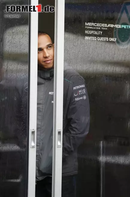 Foto zur News: Daily Mirror (Großbritannien): &quot;High Five: Hamilton war mit seinem fünften Platz in Melbourne hochzufrieden. Trotz des Reifenproblems war er überhaupt nicht enttäuscht.&quot;