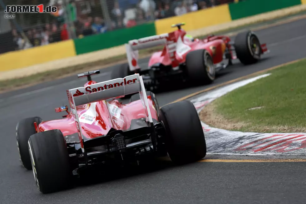 Eine der ersten Überraschungen der Saison: Felipe Massa darf Ferrari-intern zunächst vor Fernando Alonso bleiben. Beim zweiten Boxenstopp, zu dem der Brasilianer um drei Runden später reinkommt als sein Verfolger, erledigt sich das "Problem" allerdings von selbst. Foto zur News: Eine der ersten Überraschungen der Saison: Felipe Massa darf Ferrari-intern zunächst vor Fernando Alonso bleiben. Beim zweiten Boxenstopp, zu dem der Brasilianer um drei Runden später reinkommt als sein Verfolger, erledigt sich das "Problem" allerdings von selbst.