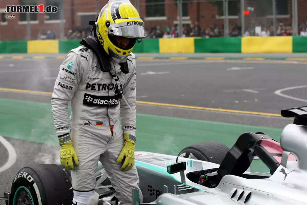 In der 27. Runde scheidet Rosberg mit Elektronikdefekt am Mercedes aus, an dritter Stelle liegend - allerdings nur, weil er in jener Phase noch einen Boxenstopp im Rückstand ist. Foto zur News: In der 27. Runde scheidet Rosberg mit Elektronikdefekt am Mercedes aus, an dritter Stelle liegend - allerdings nur, weil er in jener Phase noch einen Boxenstopp im Rückstand ist.