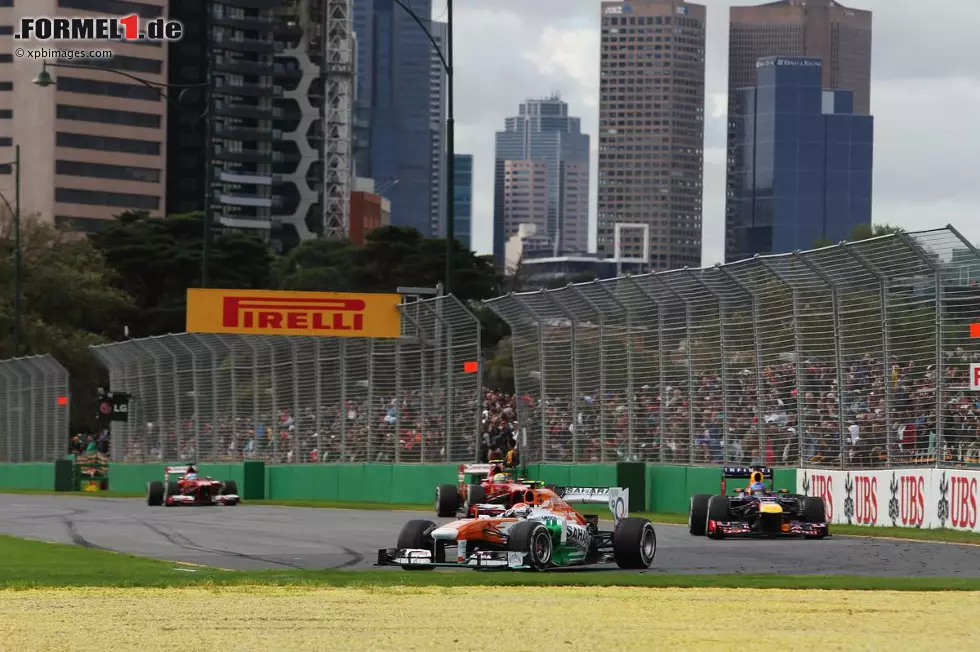 Heimlich, still und leise arbeitet sich der mit den härteren Medium-Reifen gestartete Comeback-Sensationsmann Adrian Sutil nach vorne: Der Deutsche führt beim Grand Prix von Australien von Runde 14 bis 20 und noch einmal von Runde 40 bis 43. Foto zur News: Heimlich, still und leise arbeitet sich der mit den härteren Medium-Reifen gestartete Comeback-Sensationsmann Adrian Sutil nach vorne: Der Deutsche führt beim Grand Prix von Australien von Runde 14 bis 20 und noch einmal von Runde 40 bis 43.