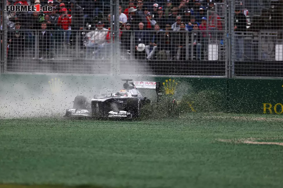 Pastor Maldonado wird hingegen wieder einmal seinem Ruf als Heißsporn gerecht und versenkt den Williams in der ersten Kurve im Kiesbett. Foto zur News: Pastor Maldonado wird hingegen wieder einmal seinem Ruf als Heißsporn gerecht und versenkt den Williams in der ersten Kurve im Kiesbett.