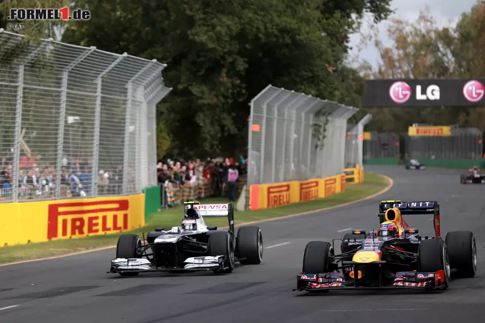 Mark Webber & Melbourne, das passt einfach nicht: Nach dem verkorksten Start streikt in den ersten 20 Runden auch noch sein KERS-Hybridsystem - nicht zum ersten Mal. Am Ende wird es Platz sechs für den "Local Hero", bei seinem allerletzten Auftritt vor heimischem Publikum. Selbst bei seiner Australien-Premiere auf Minardi im Jahr 2002 war er Fünfter geworden. Foto zur News: Mark Webber & Melbourne, das passt einfach nicht: Nach dem verkorksten Start streikt in den ersten 20 Runden auch noch sein KERS-Hybridsystem - nicht zum ersten Mal. Am Ende wird es Platz sechs für den "Local Hero", bei seinem allerletzten Auftritt vor heimischem Publikum. Selbst bei seiner Australien-Premiere auf Minardi im Jahr 2002 war er Fünfter geworden.